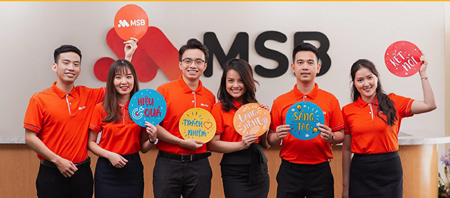 Ngân hàng MSB sử dụng áo thun màu cam tạo cảm giác thoải mái, dễ chịu