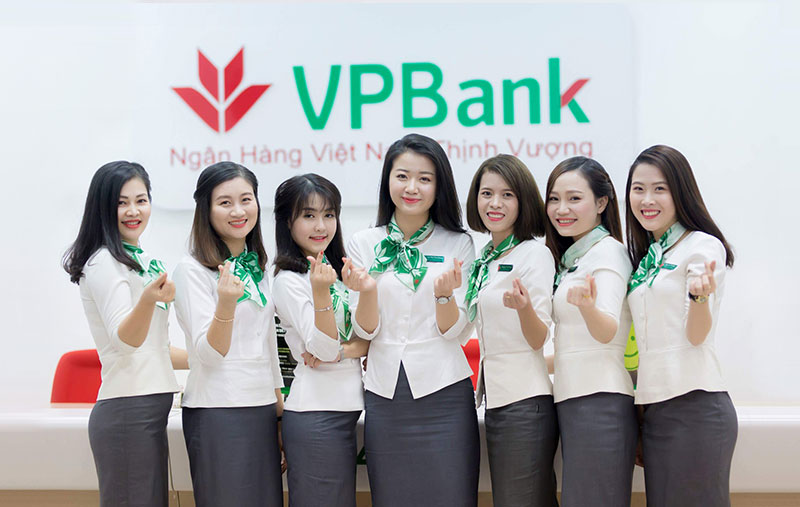 Áo sơ mi trắng thiết kế thanh lịch của ngân hàng VPBank