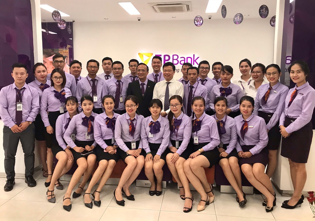 đồng phục ngân hàng TPBank tạo ấn tượng mạnh với màu sắc tím